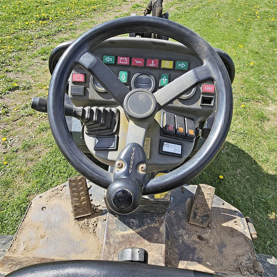 Mini chargeuse Giant V452T X-TRA HD: photos 25