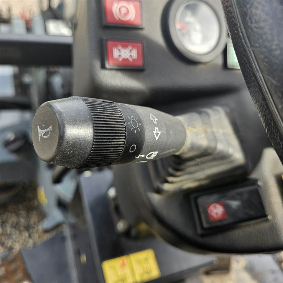 Chargeuse sur pneus Giant V452T X-TRA HD: photos 21