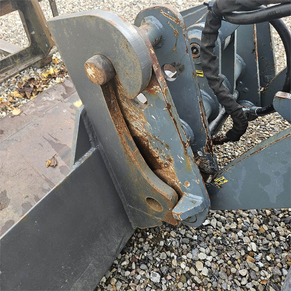 Chargeuse sur pneus Giant V452T X-TRA HD: photos 42