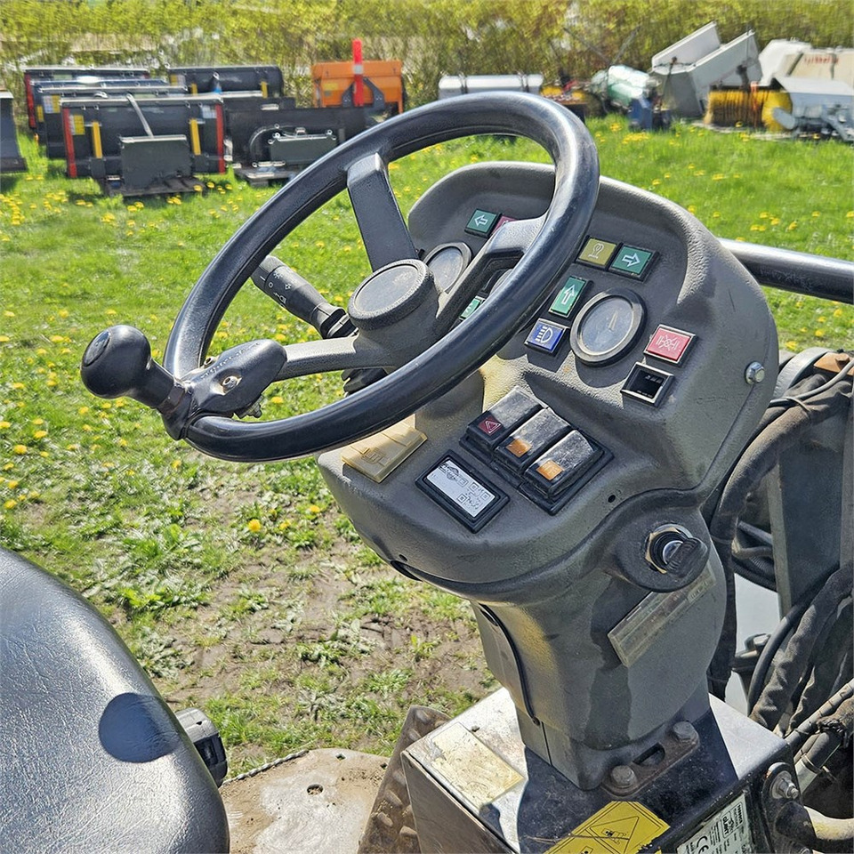Mini chargeuse Giant V452T X-TRA HD: photos 24