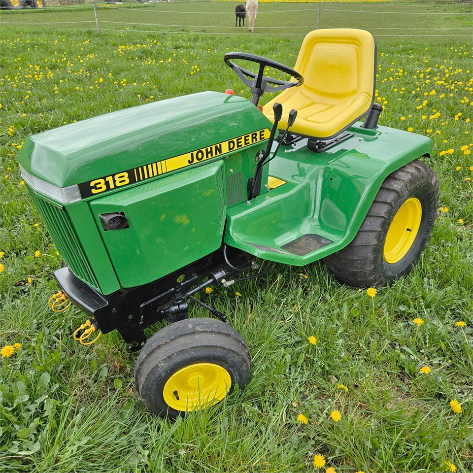 John Deere 318 - Tracteur communal: photos 1 John Deere 318 - Tracteur communal: photos 1