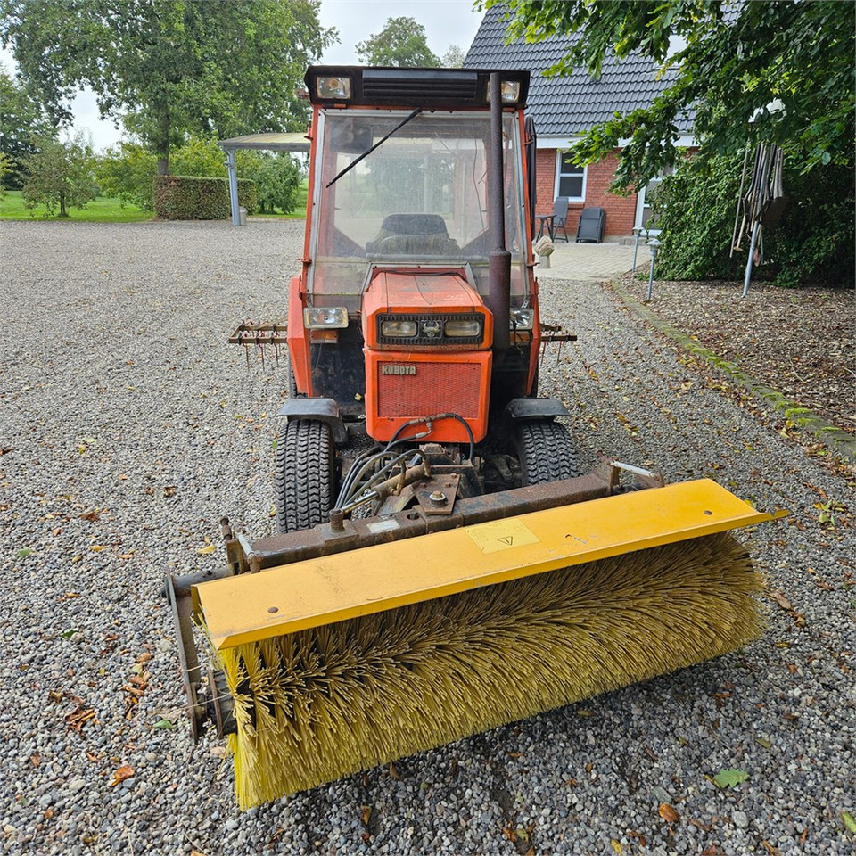 Kubota B8200 - Tracteur communal: photos 3 Kubota B8200 - Tracteur communal: photos 3