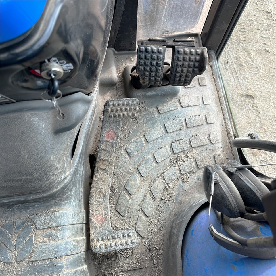 Tracteur communal New Holland TC27D: photos 17