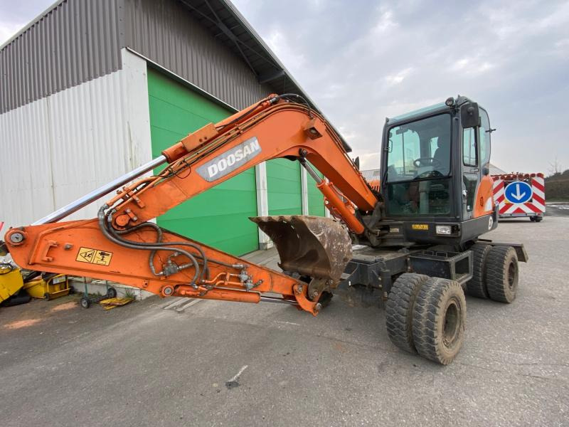 Doosan DX 55W - Pelle sur pneus: photos 3 Doosan DX 55W - Pelle sur pneus: photos 3