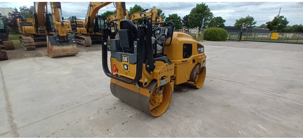 CAT CB24B - Compacteur à pieds de mouton/ Monocylindre: photos 3 CAT CB24B - Compacteur à pieds de mouton/ Monocylindre: photos 3