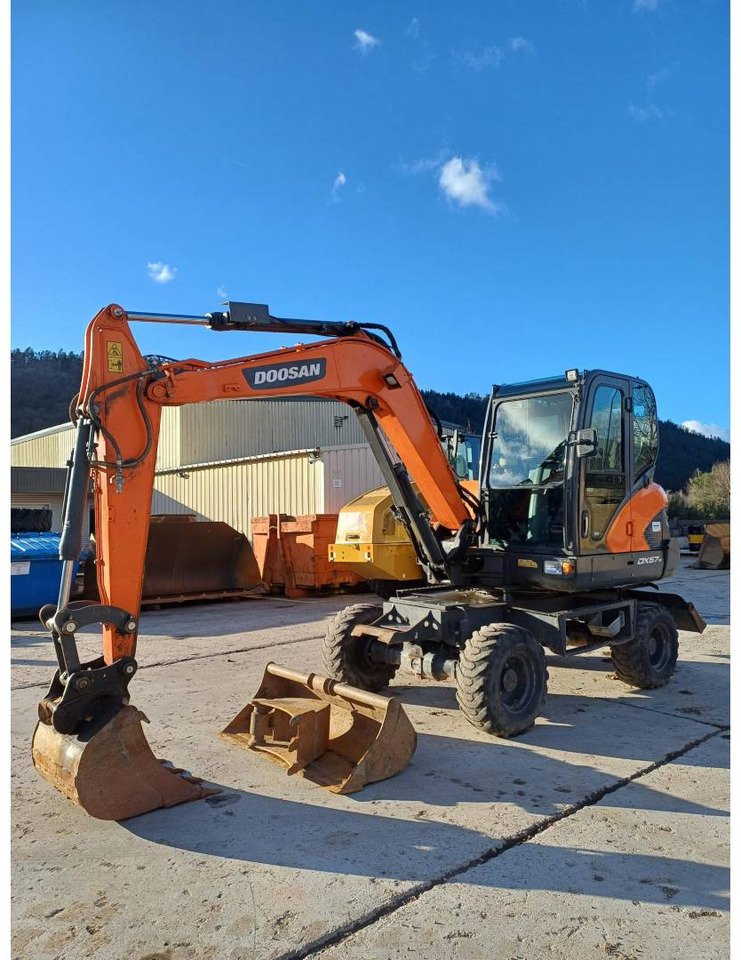 DOOSAN INFRACORE AMERICA CORP. DX57W-7 - Pelle sur pneus: photos 1 DOOSAN INFRACORE AMERICA CORP. DX57W-7 - Pelle sur pneus: photos 1