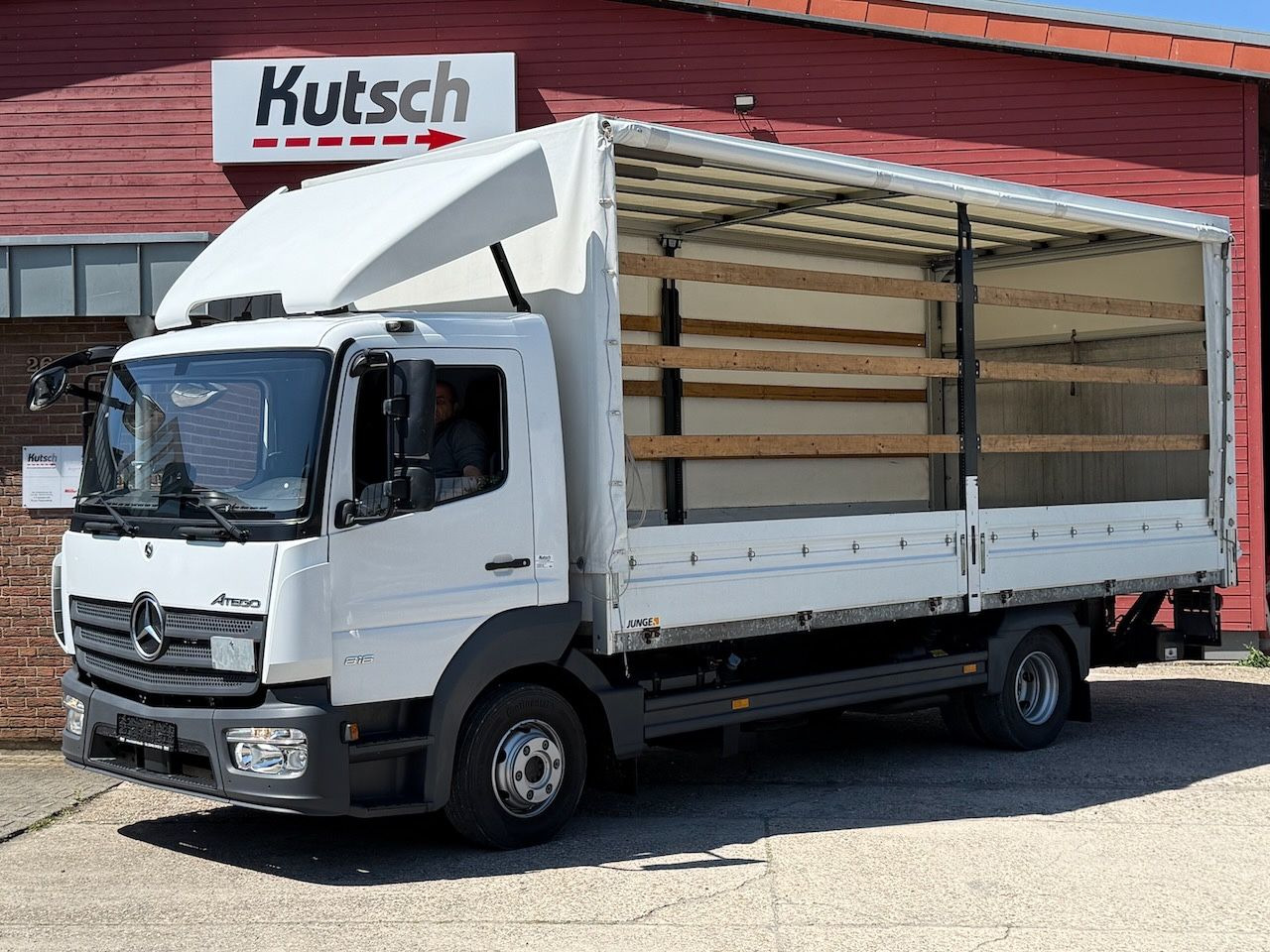 Camion à rideaux coulissants Mercedes-Benz Atego 818L Plane, Ladebordwand, Klima, AHK: photos 24