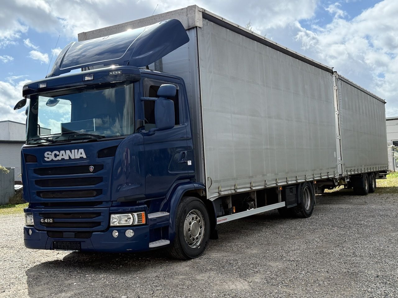 Scania G410 /4x2/Pritsche-Plane mit durchladbarem Anh. - Camion à rideaux coulissants: photos 1 Scania G410 /4x2/Pritsche-Plane mit durchladbarem Anh. - Camion à rideaux coulissants: photos 1