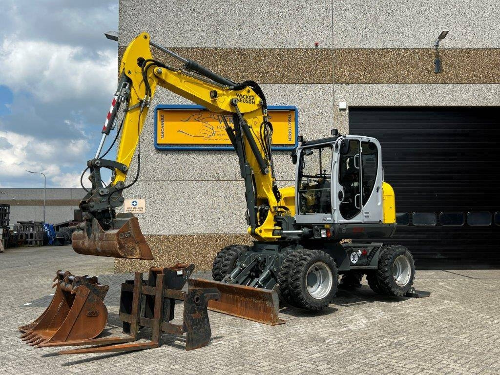 Wacker Neuson EW100 – 1376 hours – 2019!! - Pelle sur pneus: photos 1 Wacker Neuson EW100 – 1376 hours – 2019!! - Pelle sur pneus: photos 1
