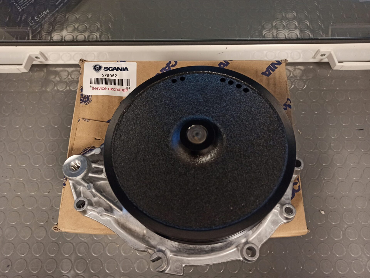 SCANIA COOLANT PUMP - 575052 - Pompe à liquide de refroidissement pour Camion: photos 1 SCANIA COOLANT PUMP - 575052 - Pompe à liquide de refroidissement pour Camion: photos 1