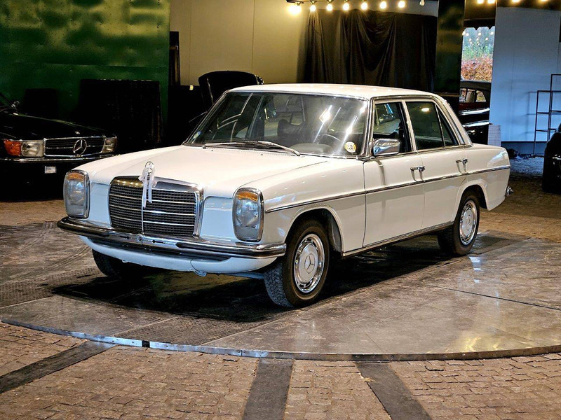 Mercedes-Benz 200-serie 230 (W115) /8 - Berline: photos 1 Mercedes-Benz 200-serie 230 (W115) /8 - Berline: photos 1