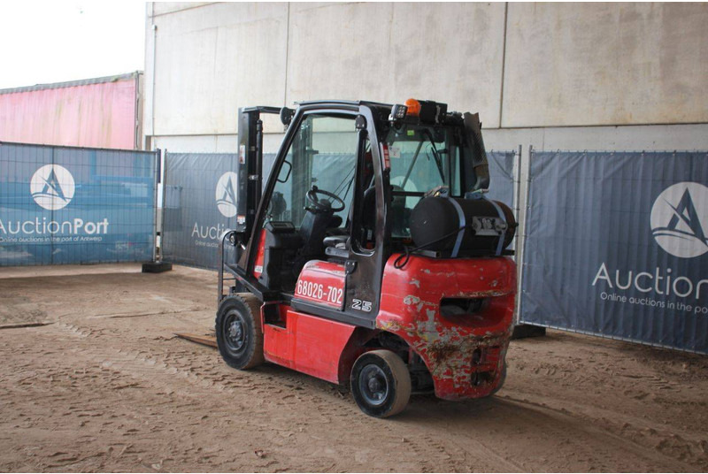 Nissan 25 - Chariot élévateur à gaz: photos 3 Nissan 25 - Chariot élévateur à gaz: photos 3