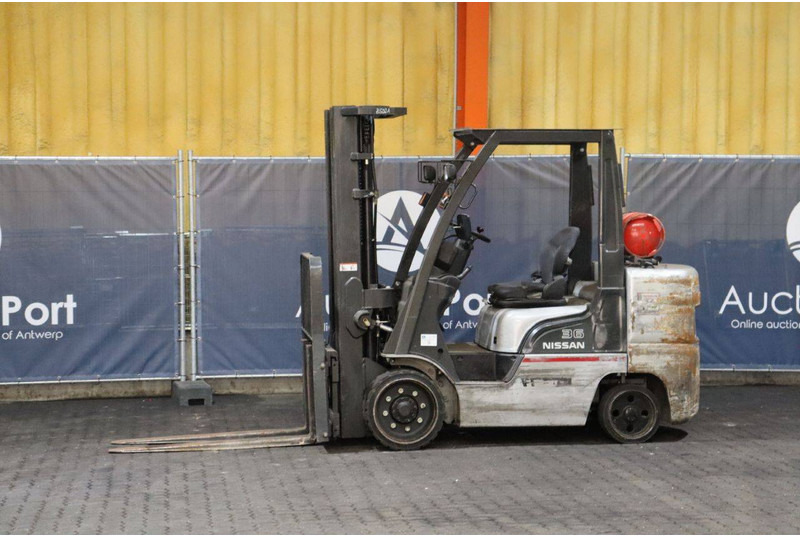 Nissan MC UG1F - Chariot élévateur à gaz: photos 1 Nissan MC UG1F - Chariot élévateur à gaz: photos 1