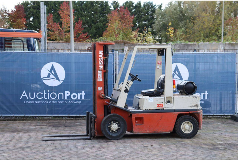 Nissan PH02A25U - Chariot élévateur à gaz: photos 1 Nissan PH02A25U - Chariot élévateur à gaz: photos 1