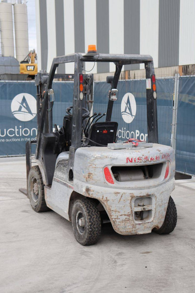 Nissan PL02 - Chariot élévateur à gaz: photos 4 Nissan PL02 - Chariot élévateur à gaz: photos 4