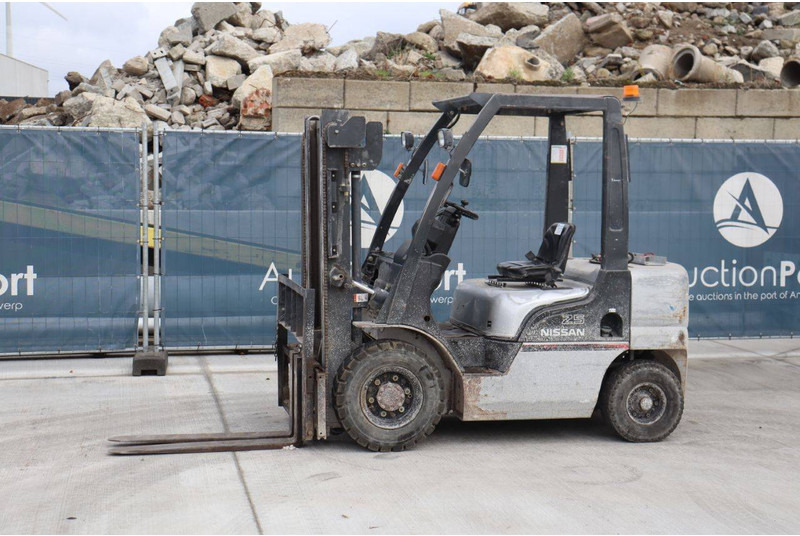 Nissan PL02 - Chariot élévateur à gaz: photos 1 Nissan PL02 - Chariot élévateur à gaz: photos 1