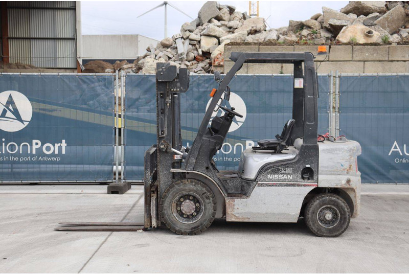 Nissan PL02 - Chariot élévateur à gaz: photos 2 Nissan PL02 - Chariot élévateur à gaz: photos 2