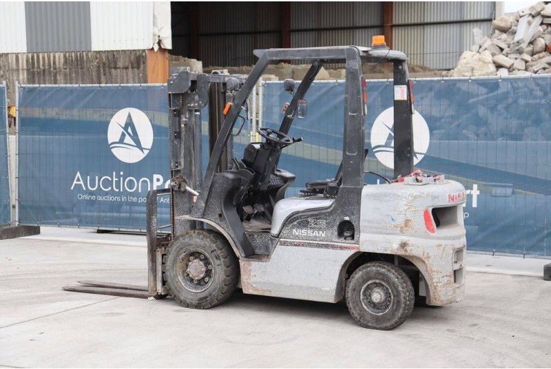 Nissan PL02 - Chariot élévateur à gaz: photos 3 Nissan PL02 - Chariot élévateur à gaz: photos 3