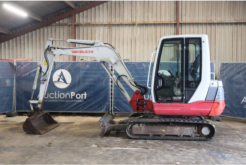 Takeuchi TB235 - Pelle sur chenille: photos 2 Takeuchi TB235 - Pelle sur chenille: photos 2