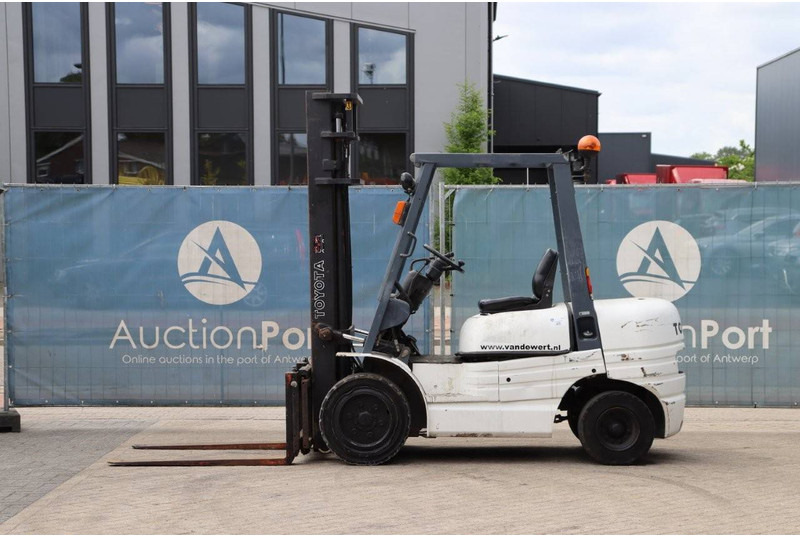 Toyota 62-6FDF30 - Chariot élévateur diesel: photos 2 Toyota 62-6FDF30 - Chariot élévateur diesel: photos 2