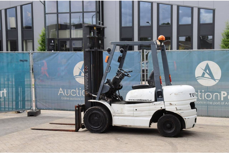 Toyota 62-6FDF30 - Chariot élévateur diesel: photos 3 Toyota 62-6FDF30 - Chariot élévateur diesel: photos 3