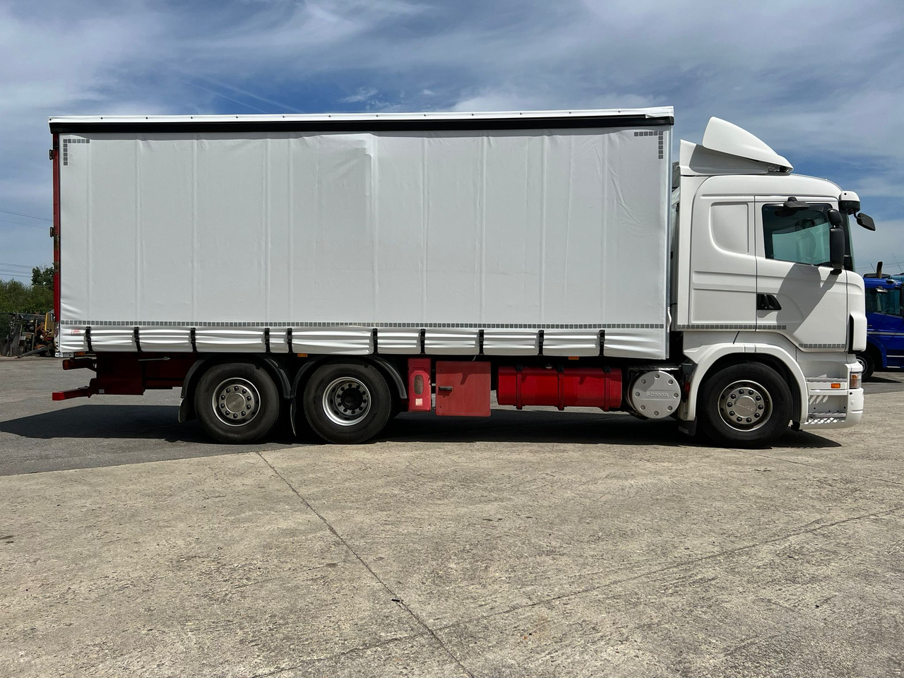 CAMION SCANIA 380 CON CARRETILLA MOFFET M4 - Camion à rideaux coulissants: photos 3 CAMION SCANIA 380 CON CARRETILLA MOFFET M4 - Camion à rideaux coulissants: photos 3