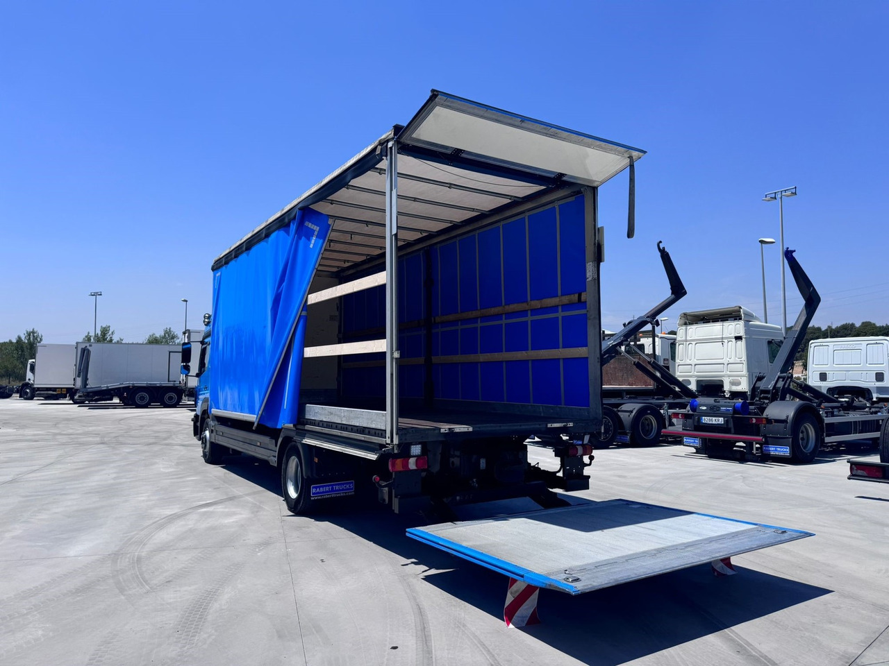 MERCEDES BENZ 13.30L Atego E6 (Tauliner) - Camion à rideaux coulissants: photos 4 MERCEDES BENZ 13.30L Atego E6 (Tauliner) - Camion à rideaux coulissants: photos 4