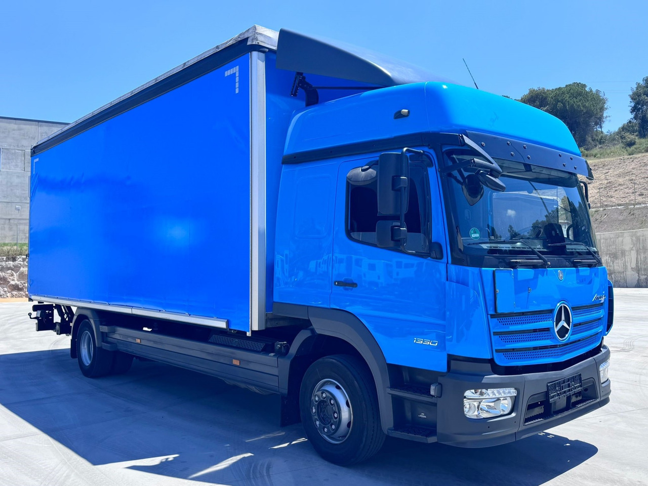 MERCEDES BENZ 13.30L Atego E6 (Tauliner) - Camion à rideaux coulissants: photos 2 MERCEDES BENZ 13.30L Atego E6 (Tauliner) - Camion à rideaux coulissants: photos 2