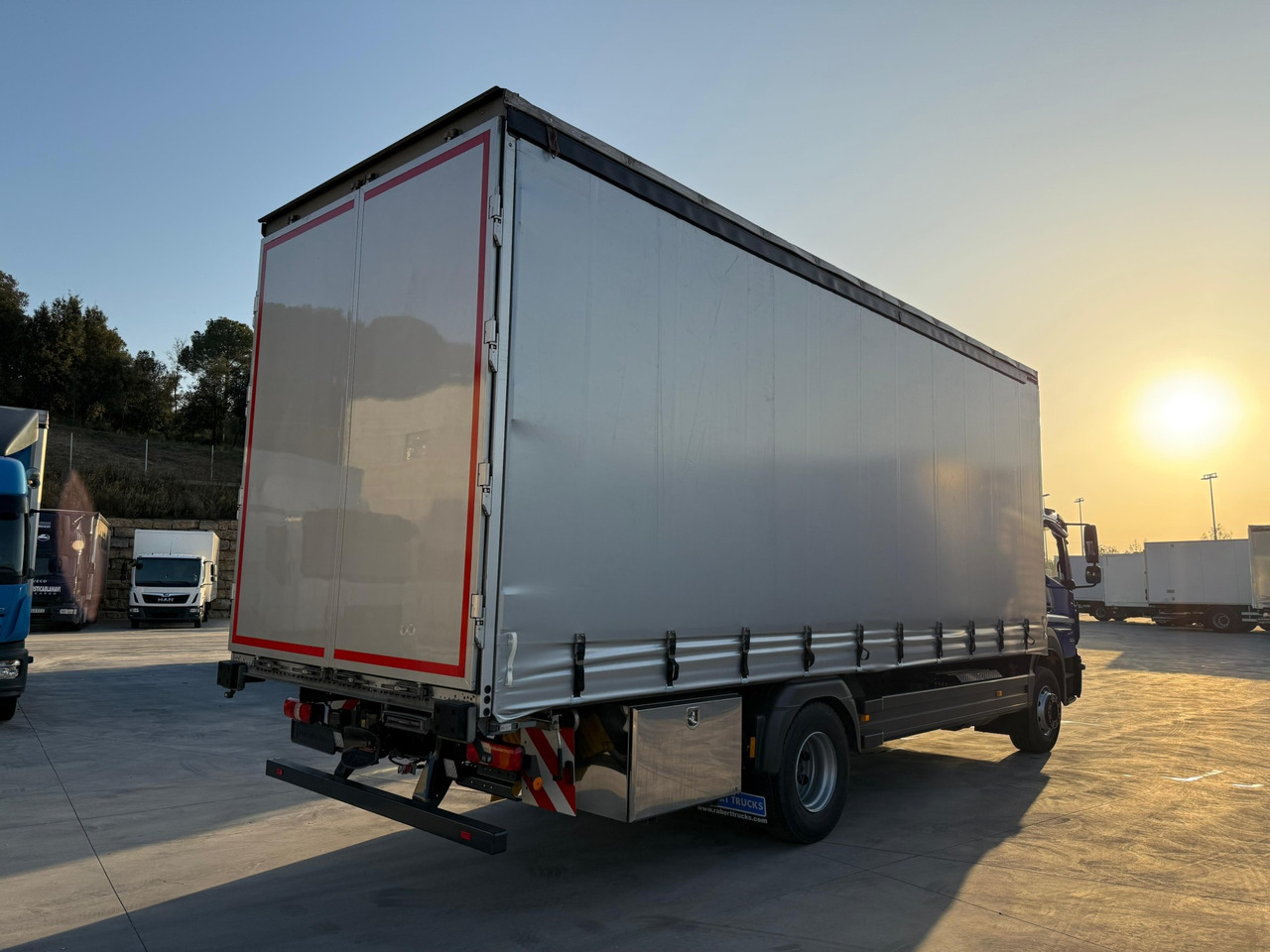 MERCEDES BENZ 16.30L Atego E6 (Tauliner) - Camion à rideaux coulissants: photos 3 MERCEDES BENZ 16.30L Atego E6 (Tauliner) - Camion à rideaux coulissants: photos 3