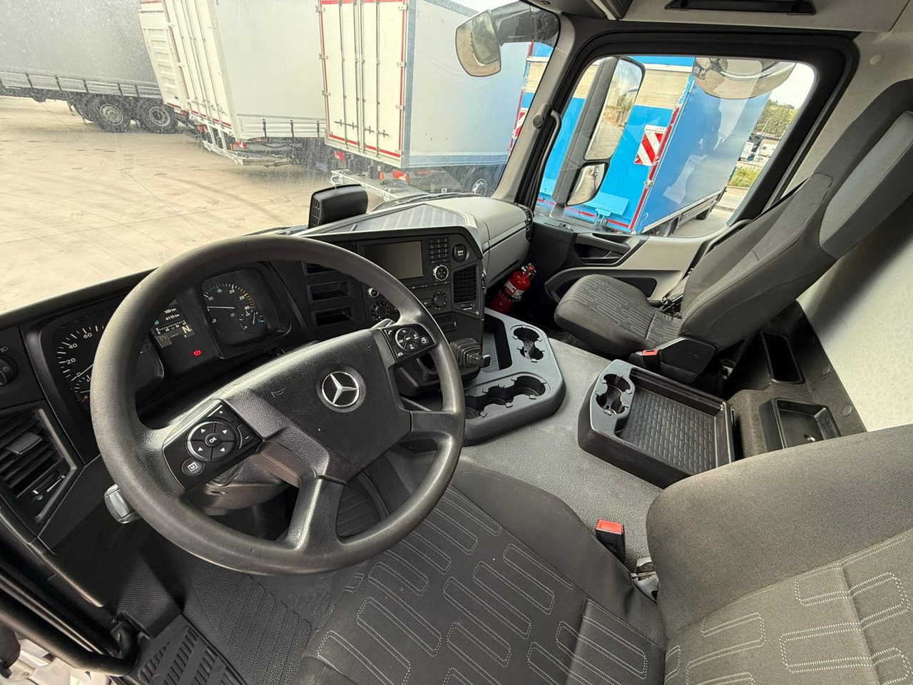 MERCEDES BENZ 18.27 Antos E6 (Tauliner) - Camion à rideaux coulissants: photos 5 MERCEDES BENZ 18.27 Antos E6 (Tauliner) - Camion à rideaux coulissants: photos 5