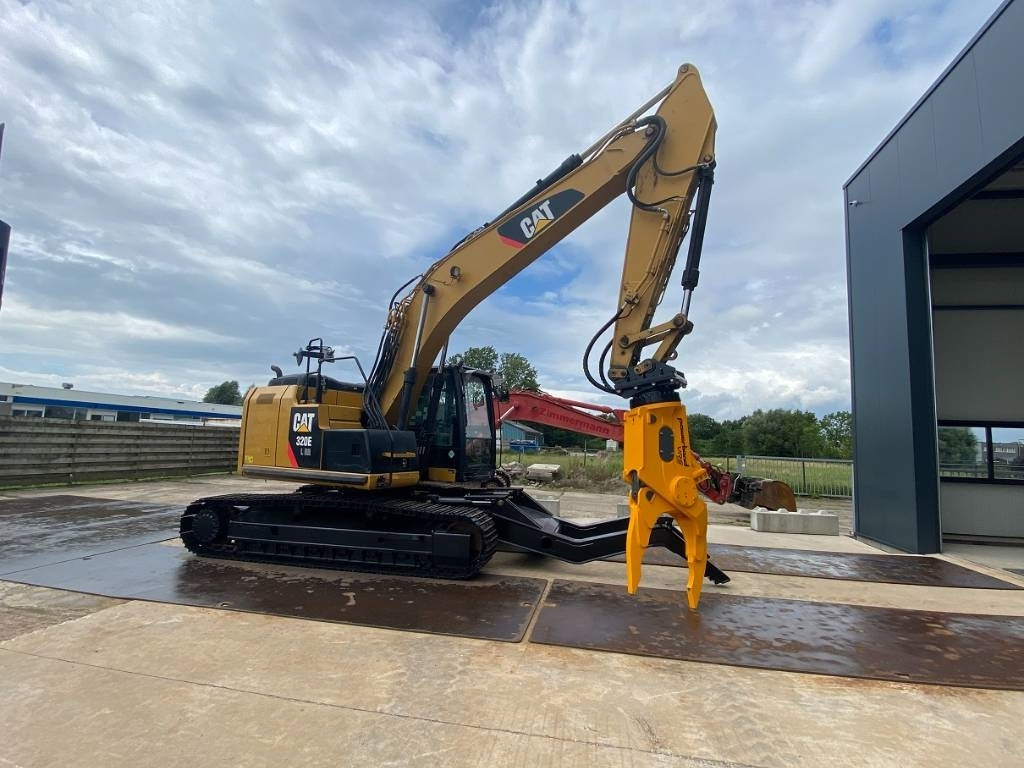 CAT 320 EL LR CAR DISMANTLER - Pelle de démolition: photos 3 CAT 320 EL LR CAR DISMANTLER - Pelle de démolition: photos 3