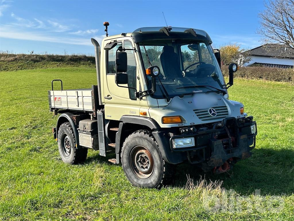 Mercedes-Benz U300 (2010) - Camion plateau: photos 2 Mercedes-Benz U300 (2010) - Camion plateau: photos 2
