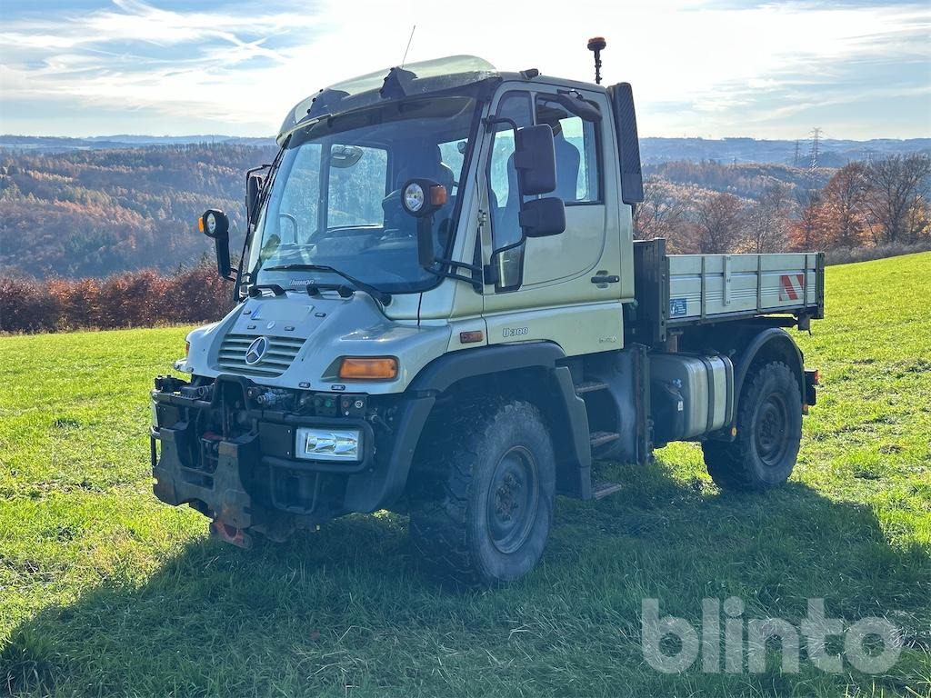 Mercedes-Benz U300 (2010) - Camion plateau: photos 1 Mercedes-Benz U300 (2010) - Camion plateau: photos 1
