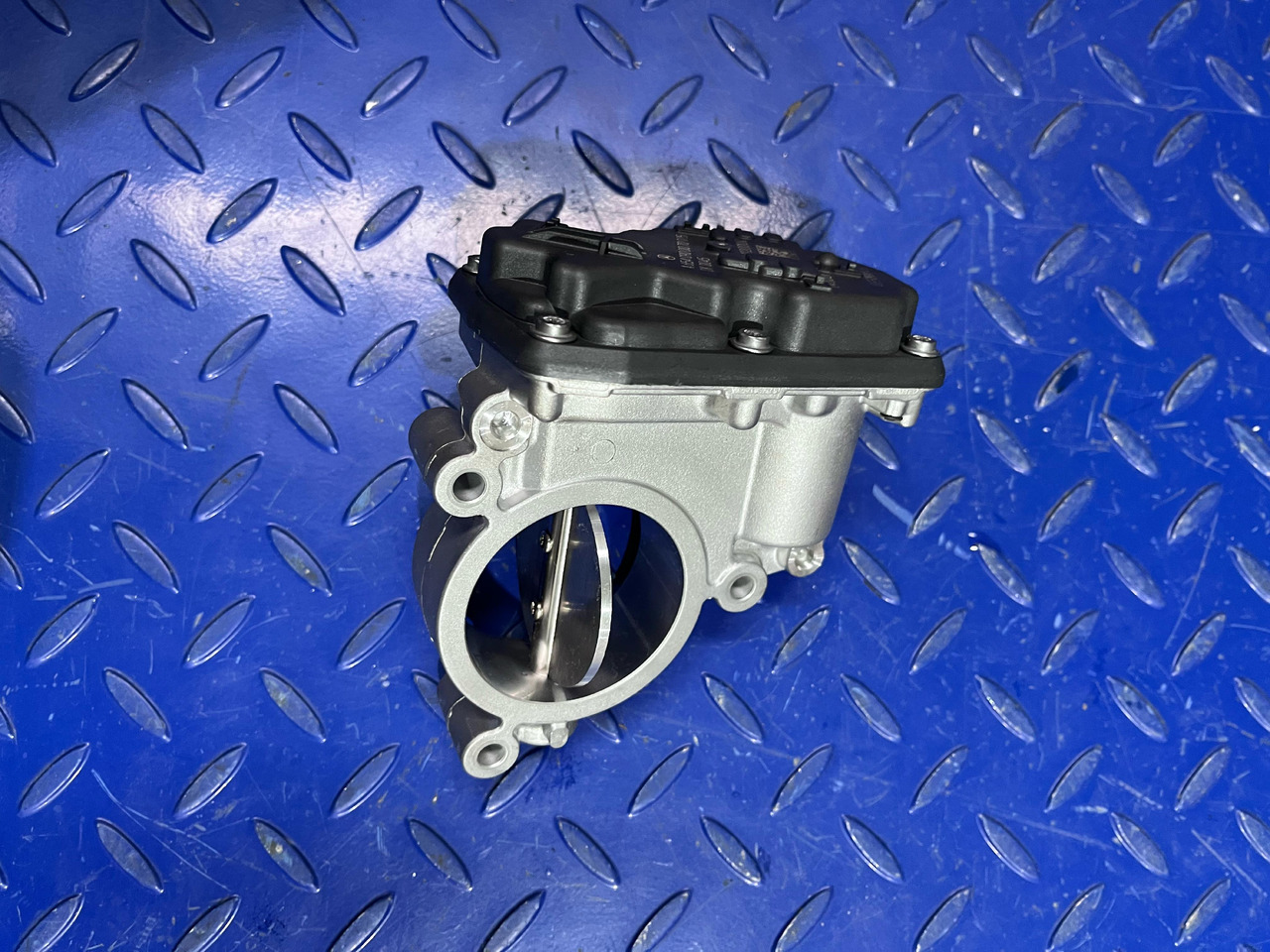 Mercedes Benz OM654 Throttle Valve A6540900070 - Valve: photos 2 Mercedes Benz OM654 Throttle Valve A6540900070 - Valve: photos 2