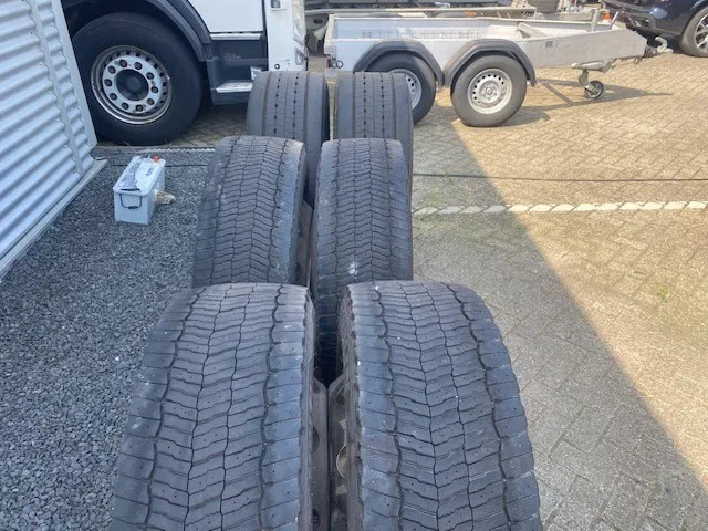 Michelin 385/55x22,5 - 2 stuks en 295/60x22,5 - 4 stuks op 9.00 velg - Pneu pour Camion: photos 4 Michelin 385/55x22,5 - 2 stuks en 295/60x22,5 - 4 stuks op 9.00 velg - Pneu pour Camion: photos 4