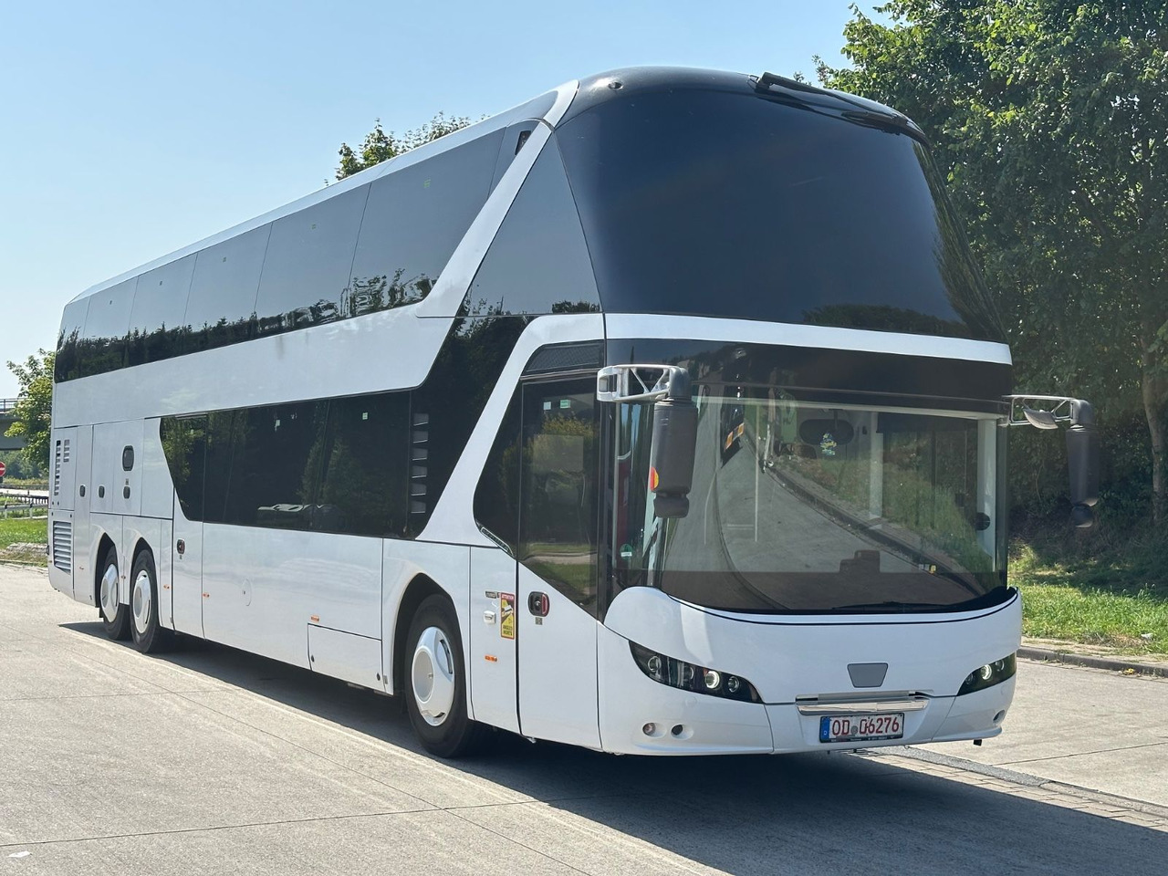 Neoplan P06 Skyliner L (83 Sitze*TOP*Motor Neu*Panorama) - Bus à impériale: photos 1 Neoplan P06 Skyliner L (83 Sitze*TOP*Motor Neu*Panorama) - Bus à impériale: photos 1